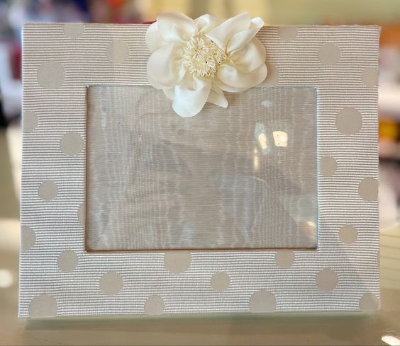 Creme Dot Flower Frame