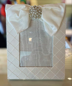 Bow & Pearl Cluster Frame